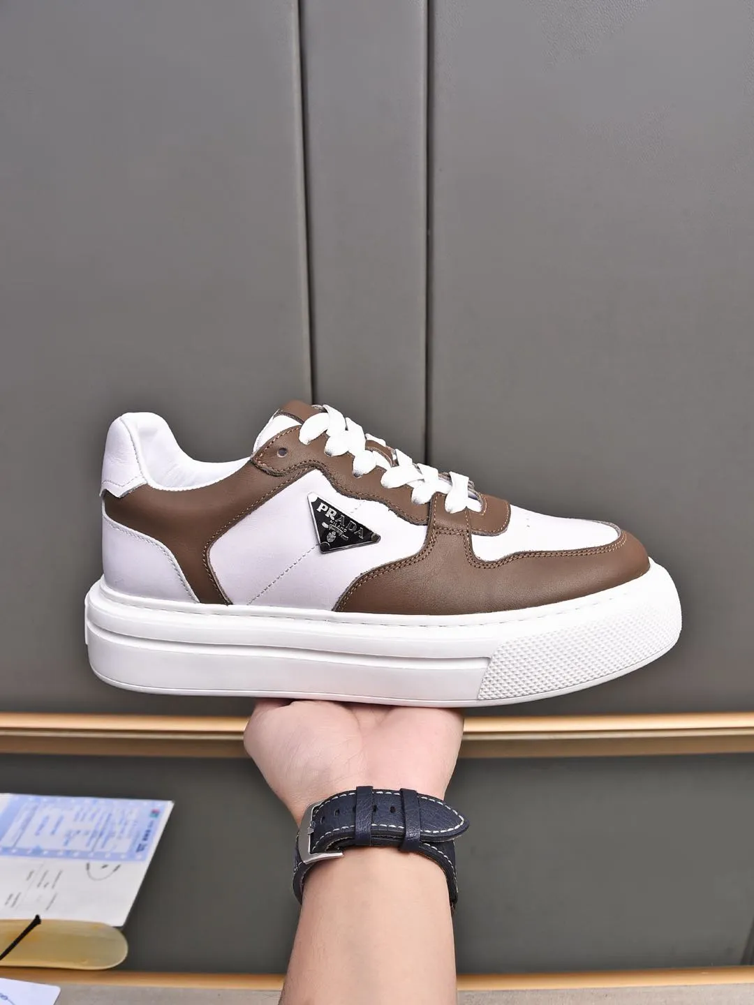 Men's shoes 💰500 Prada/Prada Men's new casual shoes, this upper is made of imported calfskin. The outside is decorated with the P family's classic metal triangle enamel logo, with cowhide lining and cowhide for the foot pads. The outsole is made of non-slip sports exclusive rubber outsole with logo, which feels good on the feet. It is a fashionable and fashionable item!  Size: 38-44 (45 customized)